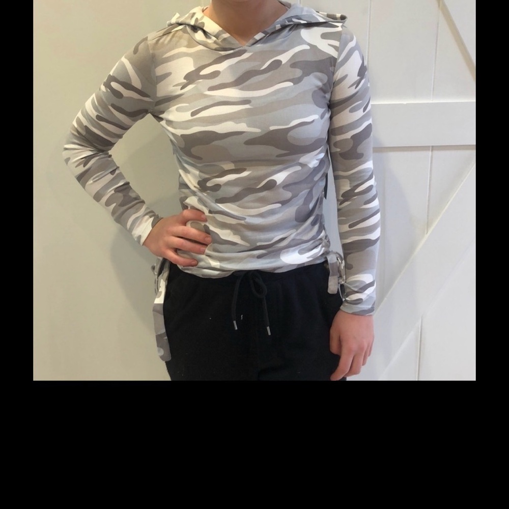 - NWT Derek Heart Gray Camo hooded top